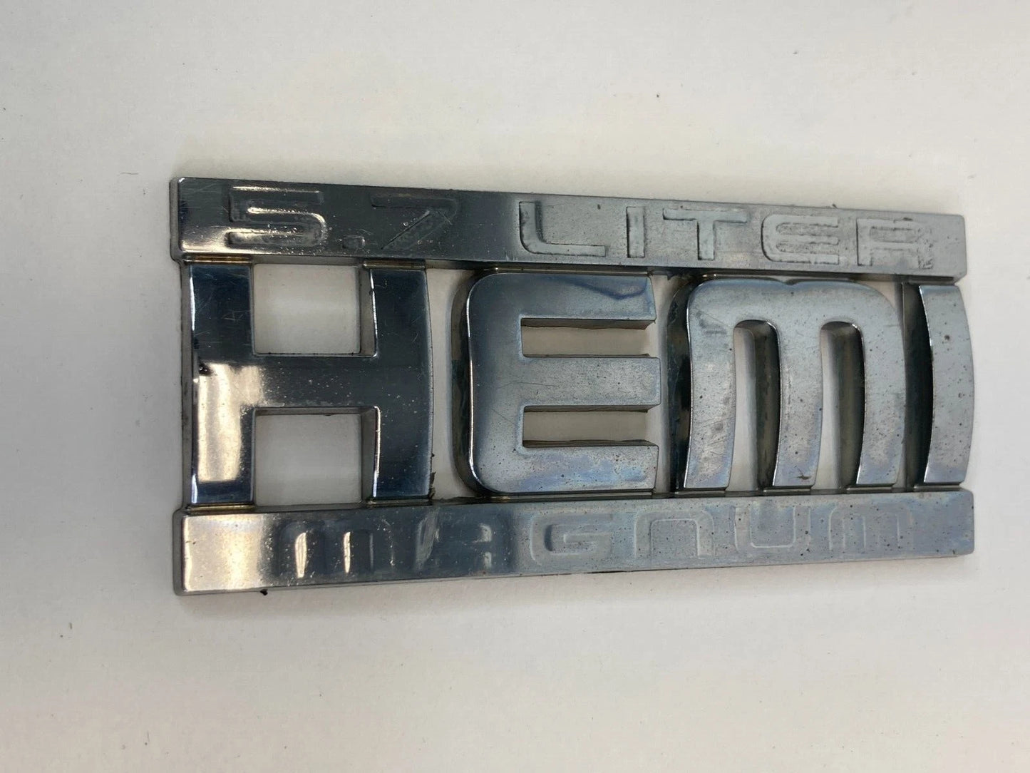 03-05 DODGE RAM 2500 5.7L HEMI MANGUM LEFT OR RIGHT EMBLEM NAMEPLATE 55077661AA