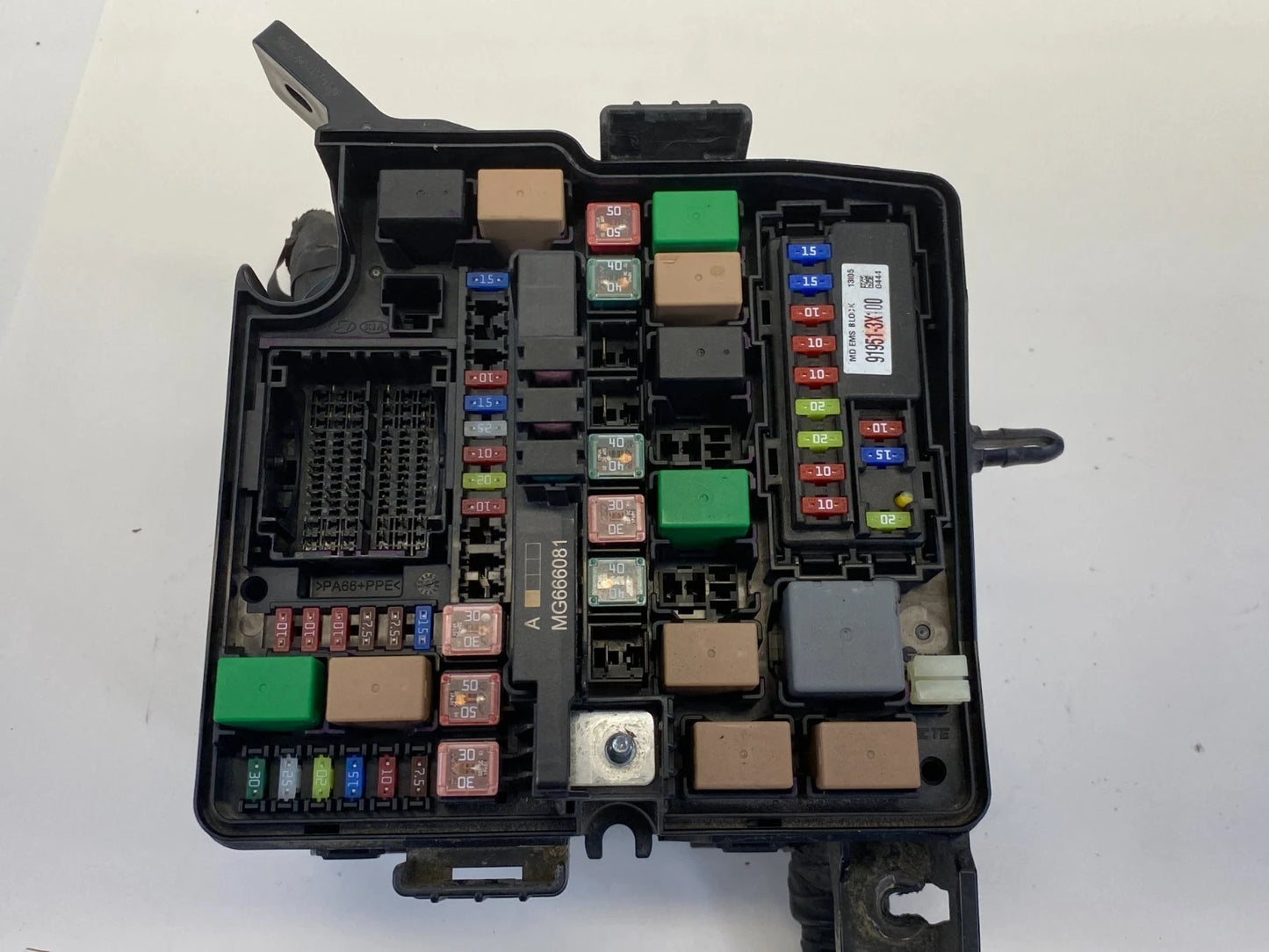 2014 2015 KIA SORENTO 3.3L ENGINE FUSE RELAY BOX COMPARTMENT 91951-3X100 OEM