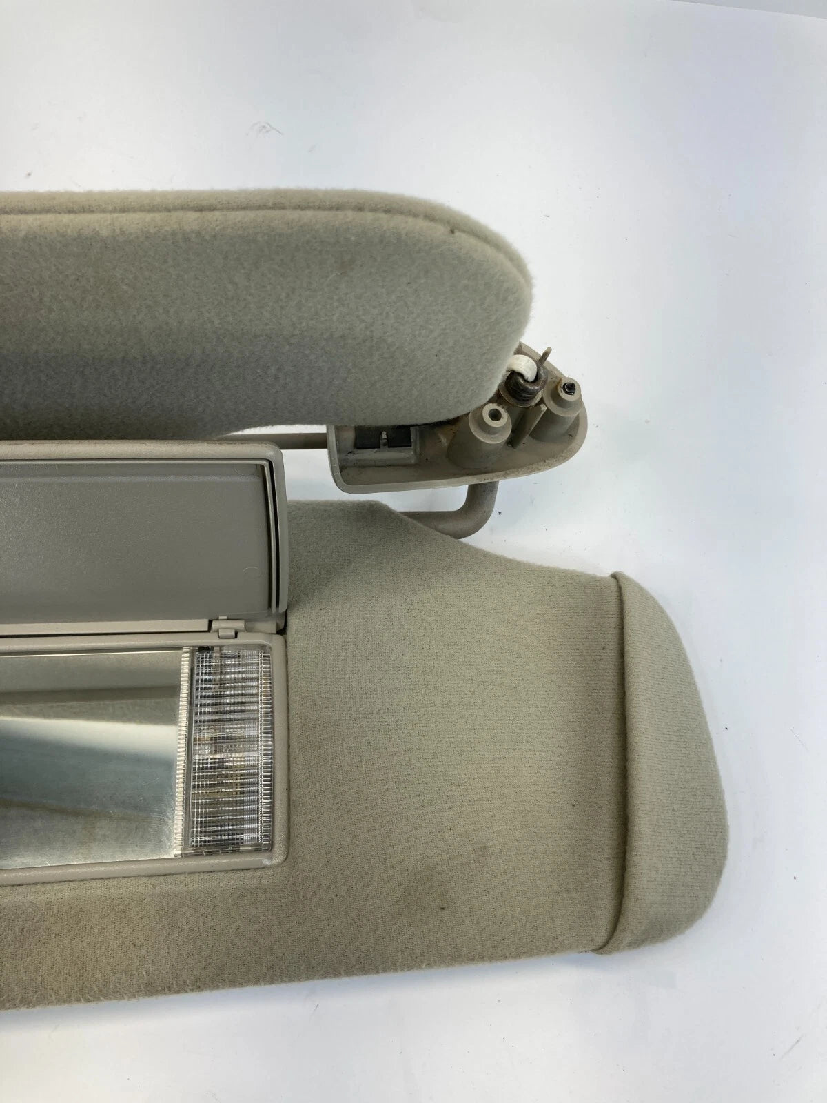 2003 2004 CHEVROLET TAHOE RIGHT PASSENGER SIDE SUNVISOR SUN VISOR SHADE W/ LIGHT