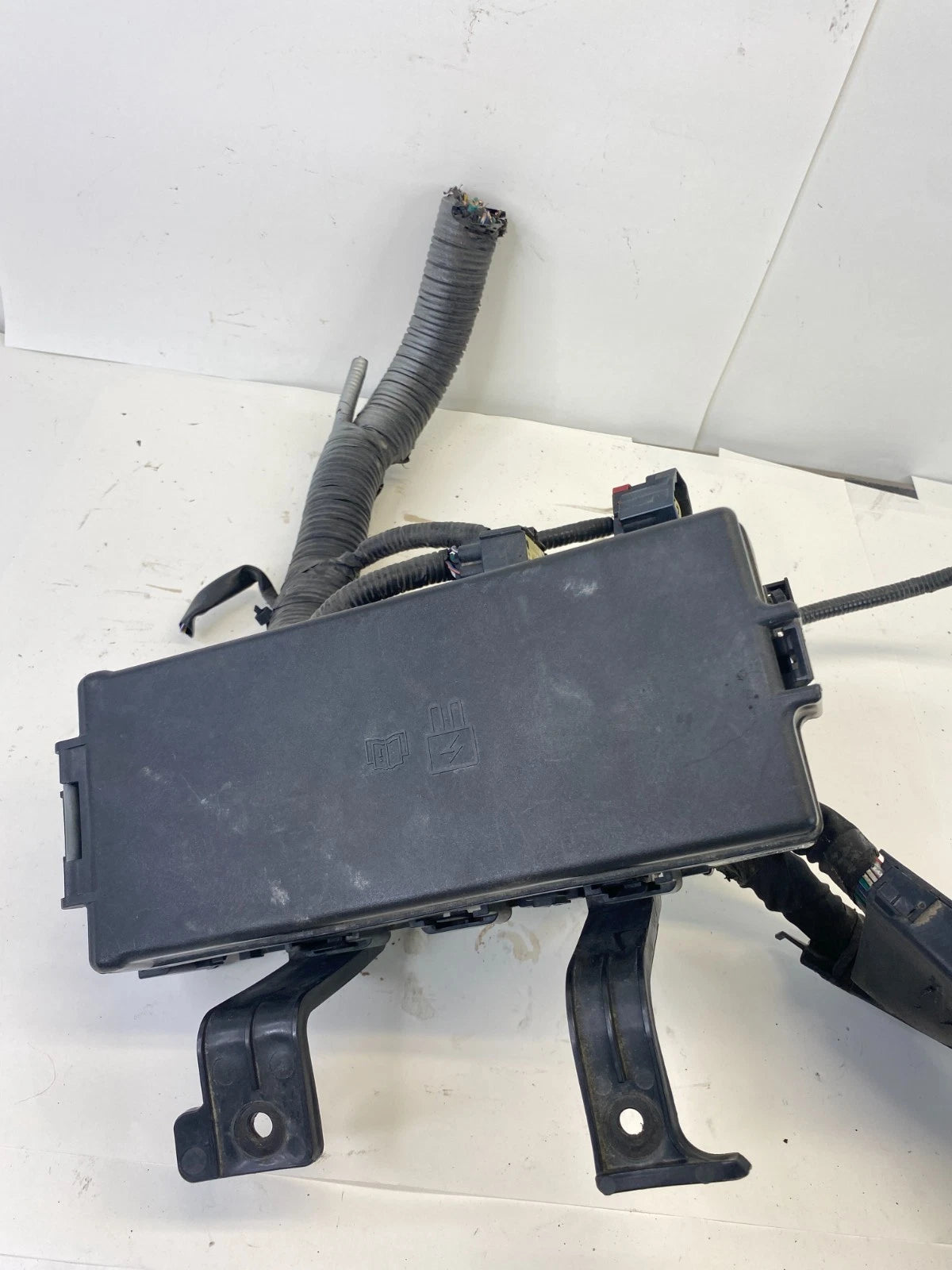 2010 FORD FUSION 3.5L ENGINE COMPARTMENT FUSE RELAY JUNCTION BOX W HARNESS OEM