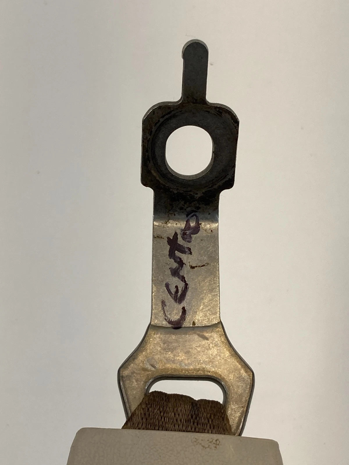 99 00 LINCOLN TOWN CAR FRONT CENTER SEAT BELT BUCKLE EARLY DESIGN BEIGE SG OEM