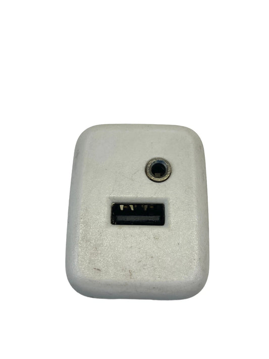 2016-2020 CHEVROLET IMPALA CENTER CONSOLE AUDIO PLAYER AUXILIARY JACK USB SOCKET