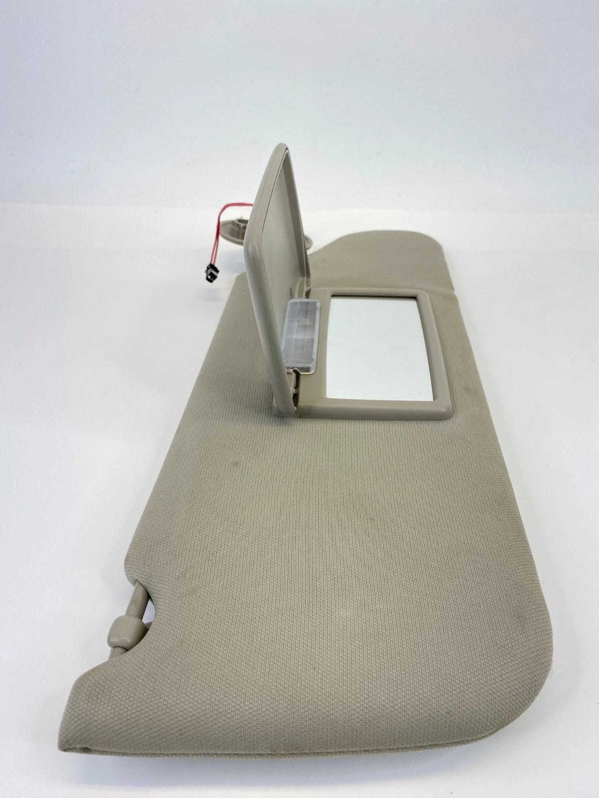 05-10 JEEP GRAND CHEROKEE RIGHT PASSENGER SIDE SUNVISOR SUN VISOR W/ LIGHT OEM