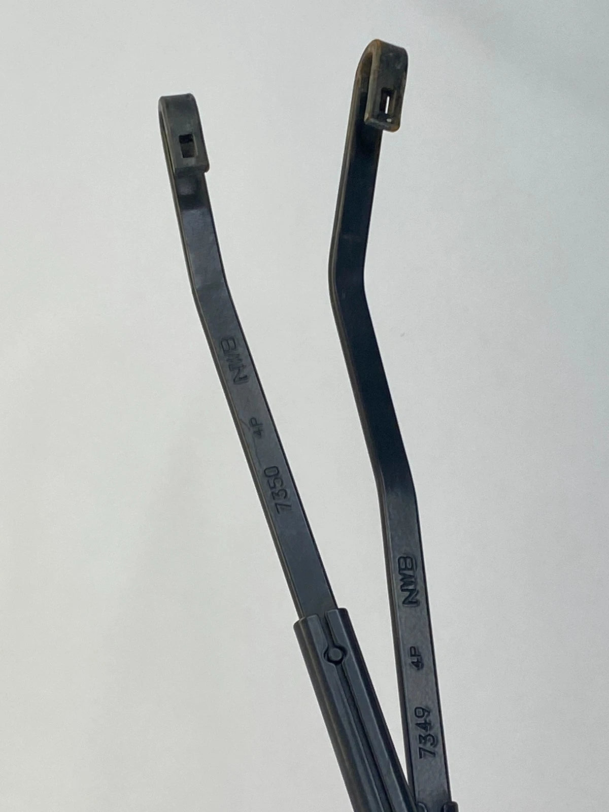 2007-2013 MITSUBISHI OUTTLANDER FRONT LEFT AND RIGHT WINDSHIELD WIPER ARM OEM
