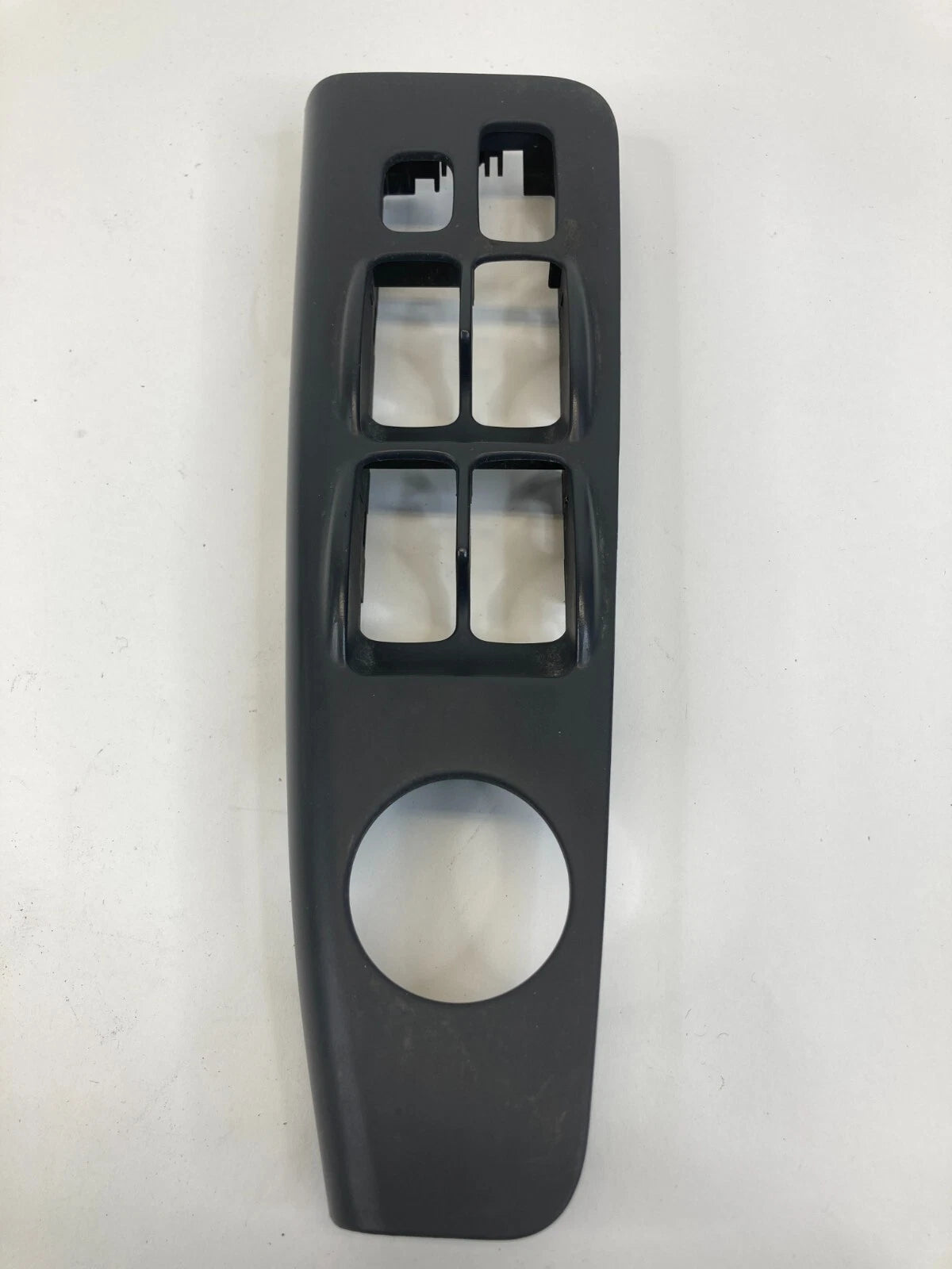 2002-2006 KIA SPECTRA SEDAN 4-DR FRON LEFT DOOR WINDOW SWITCH BEZEL 612W21430