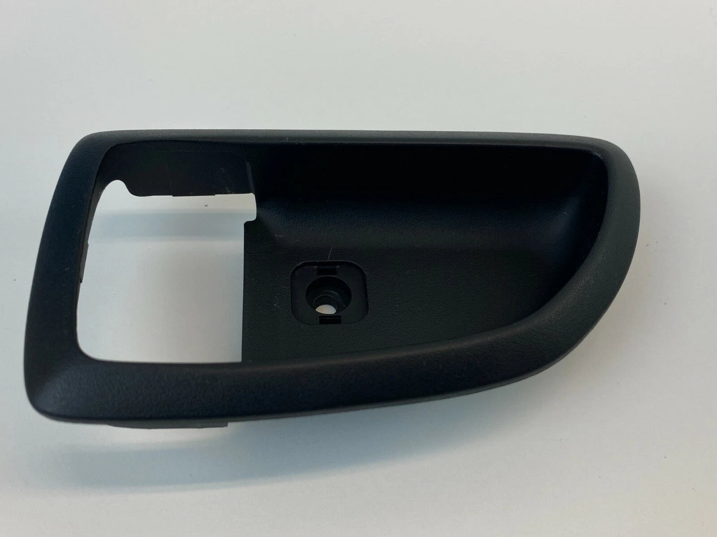 2004-2006 KIA AMANTI REAR LEFT SIDE INNER DOOR HANDLE TRIM COVER 82611-3F000 OEM