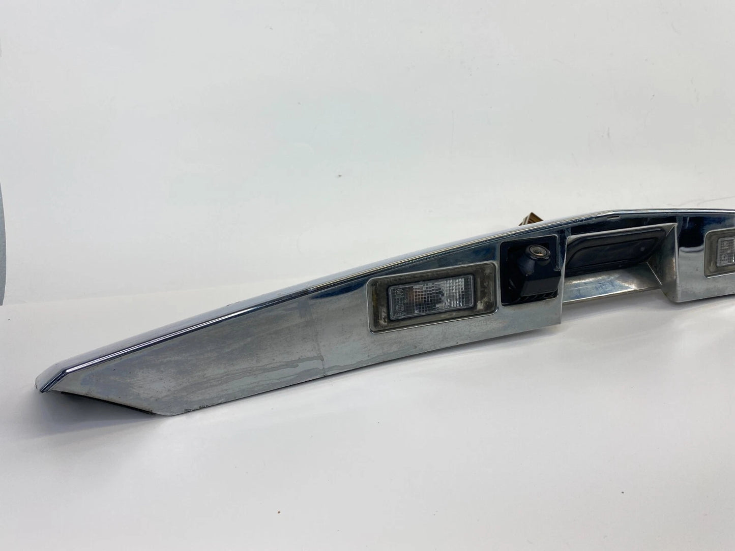 2010-2016 CADILLAC SRX HATCH TAILGATE LICENSE MOLDING HANDLE W/ CAMERA 20902911