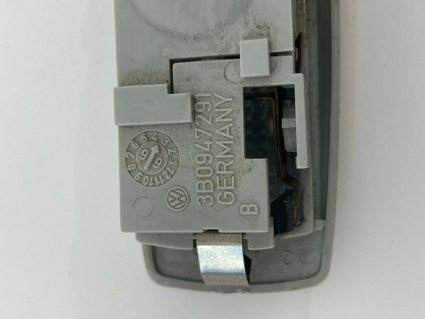 1998-2005 VOLKSWAGEN BEETLE REAR READING DOME MAP LIGHT LAMP