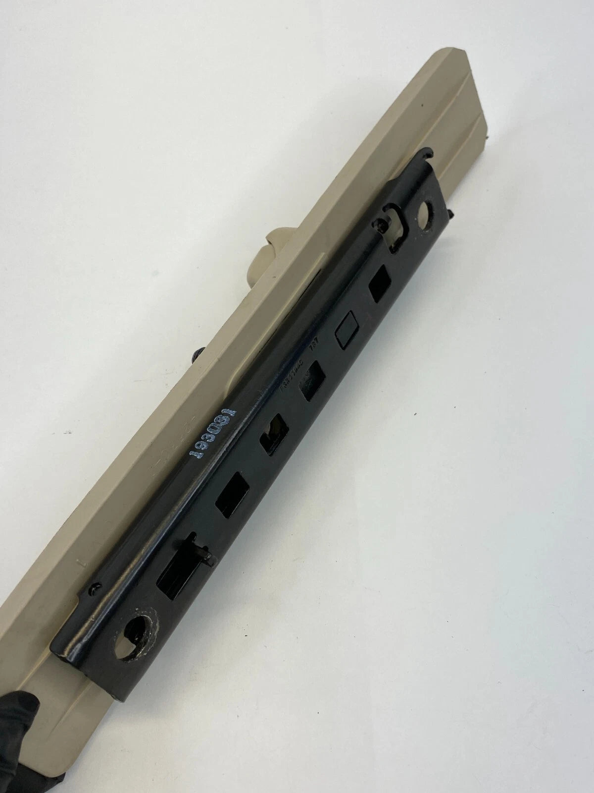 2003-2006 LINCOLN NAVIGATOR FRONT RIGHT SEAT BELT HEIGHT ADJUSTER 2L14-78602B90