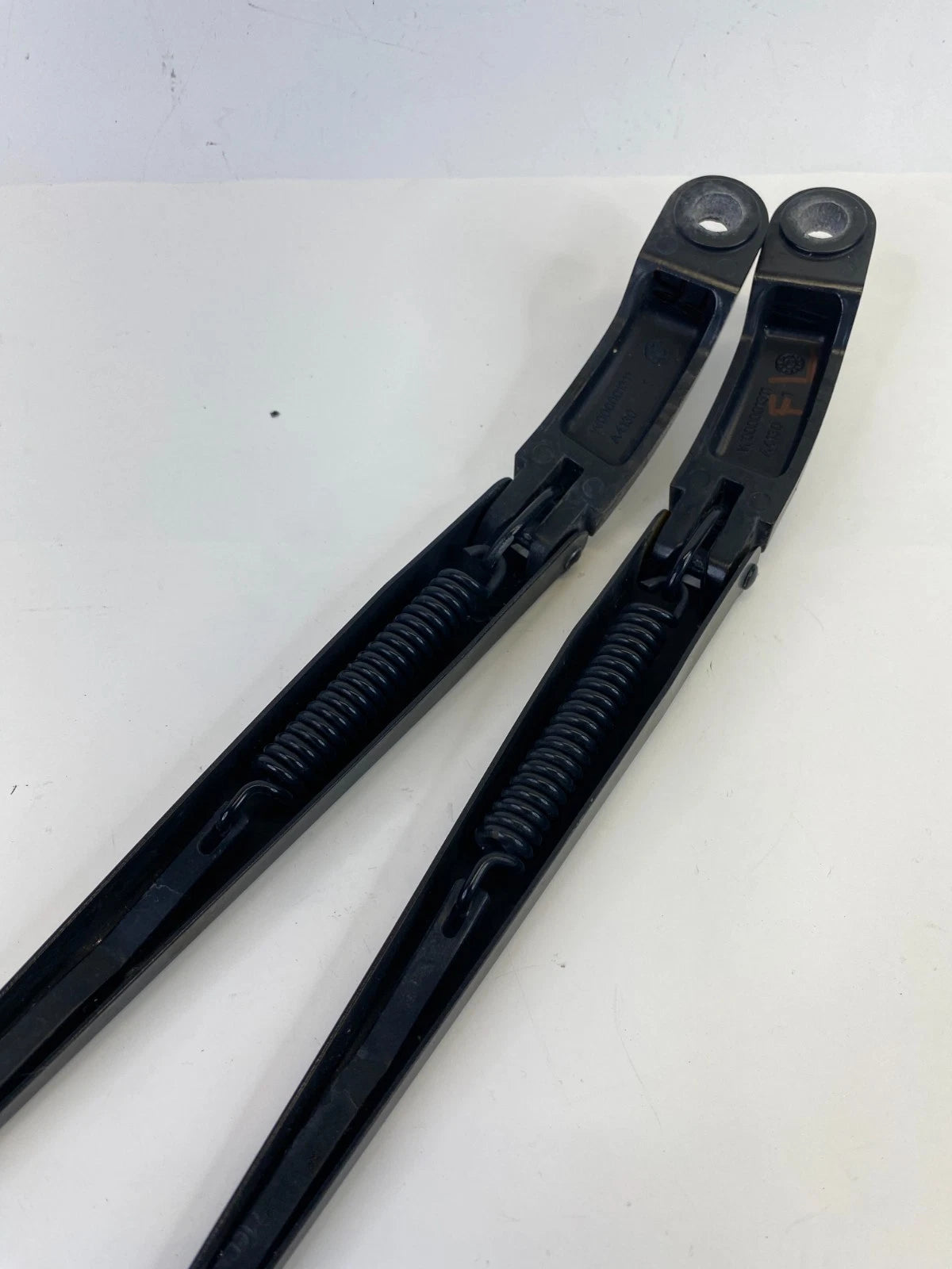 10-19 FORD TAURUS FRONT LEFT & RIGHT WINDSHIELD WIPER ARM PAIR SET W000001311
