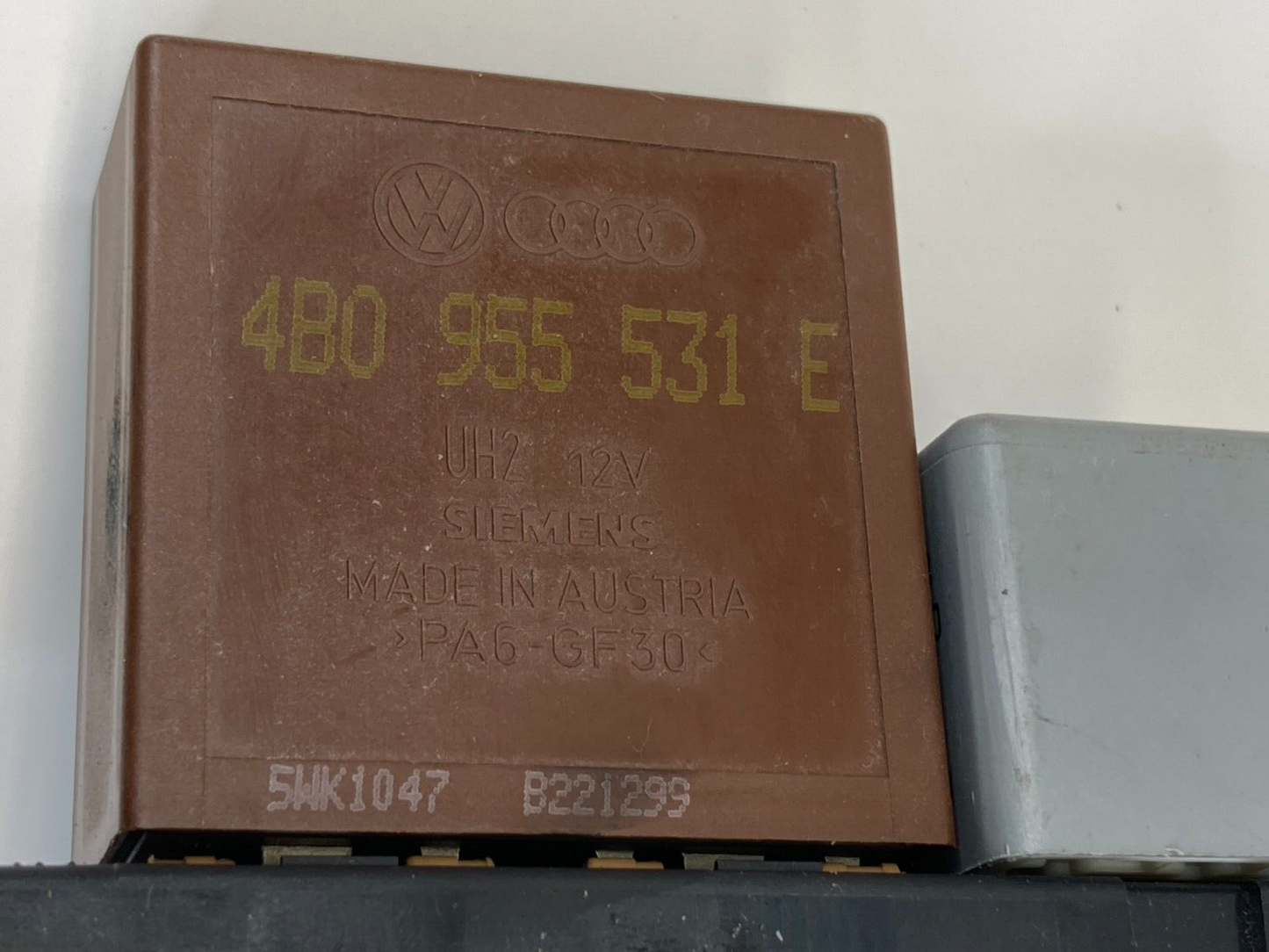 98 99 00 01 02 03 04 Audi A6 Quattro Fuse Box Relay Plate Control Unit OEM