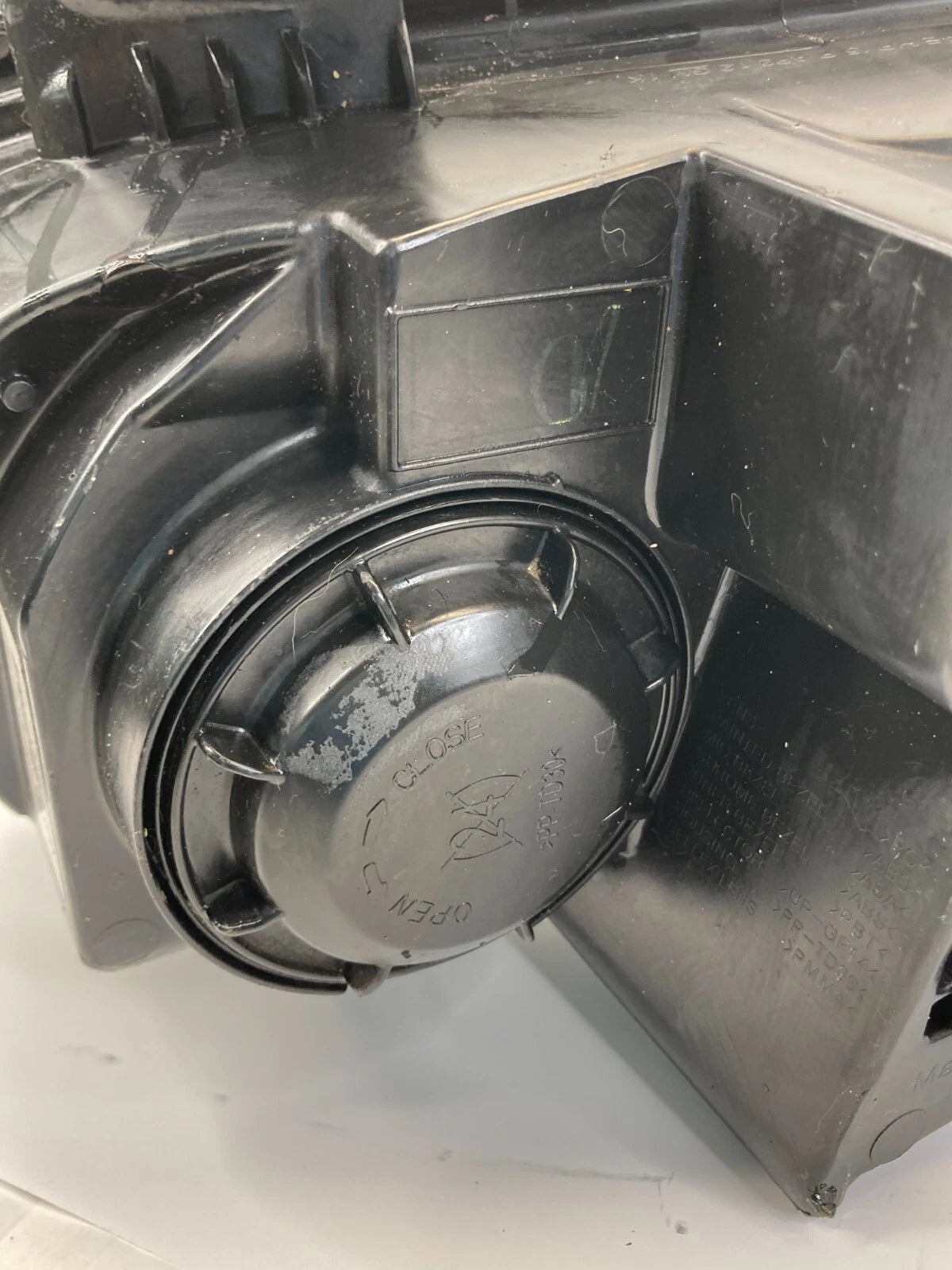 12-16 CHEVROLET SONIC FRONT RIGHT PASSENGER SIDE HEADLIGHT LAMP HALOGEN 96830972