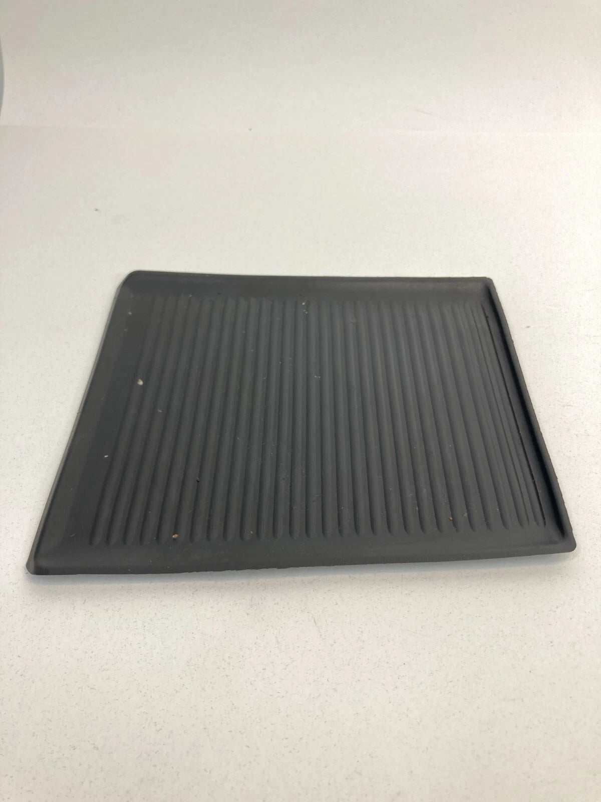 98 99 00 01 NISSAN ALTIMA SEDAN MAT TRAY STORAGE COMPARTMENT TRIM RUBBER LINER