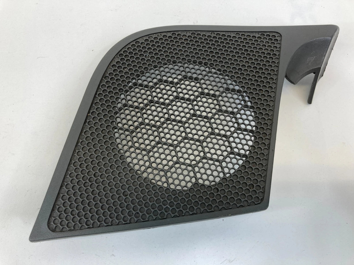 05-07 JEEP GRAND CHEROKEE FRONT LEFT DRIVER SIDE DASH SPEAKER GRILLE COVER TRIM