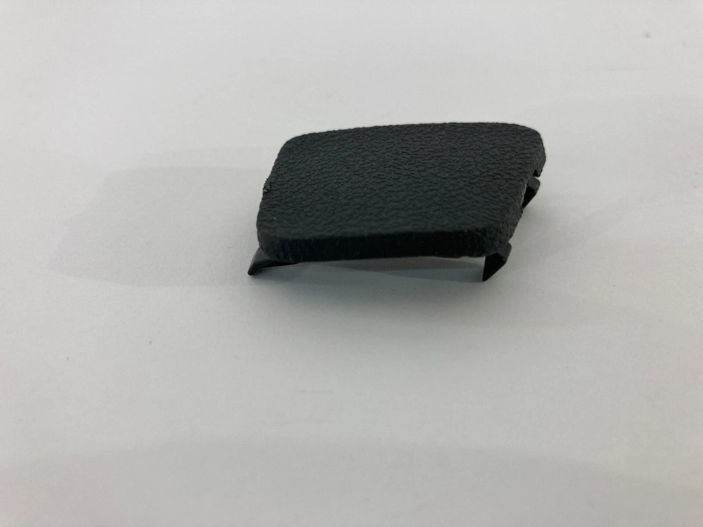 06-11 CHEVROLET IMPALA REAR RIGHT INTERIOR DOOR PANEL SCREW COVER CAP 1342290