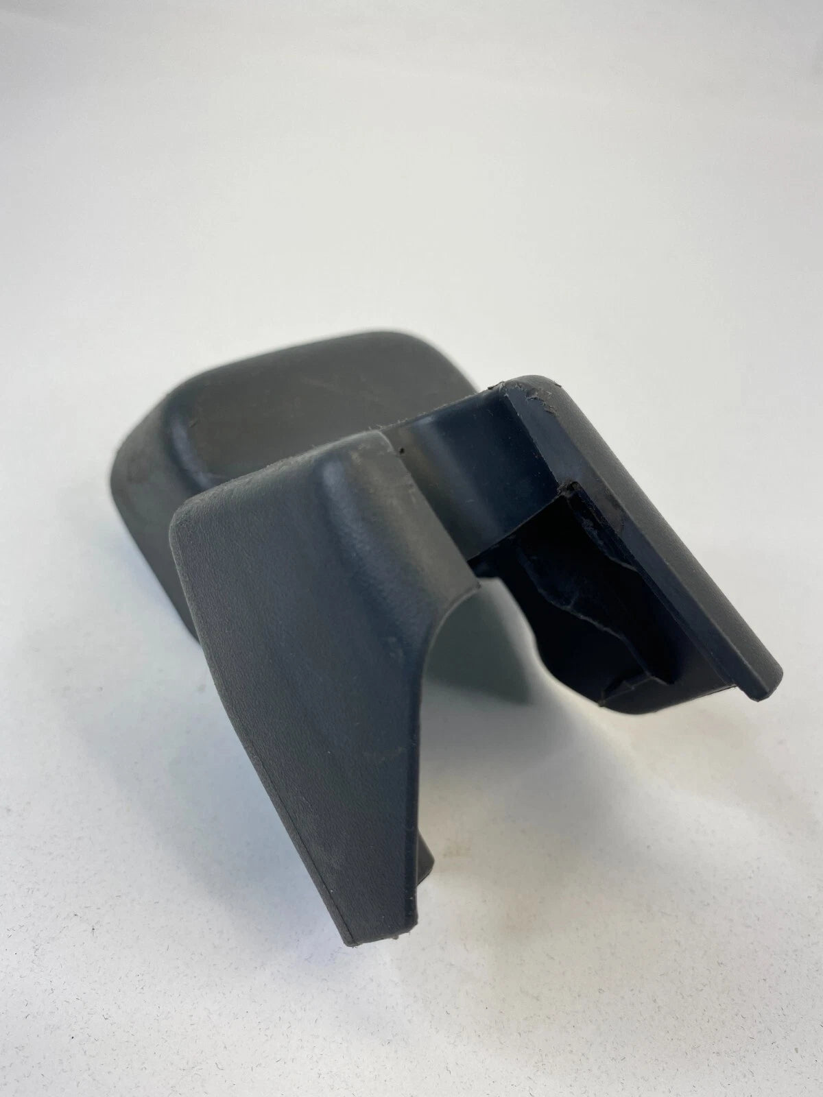 2009-2013 TOYOTA MATRIX LEFT OUTER SEAT TRACK END COVER TRIM CAP 72138-02100 OEM