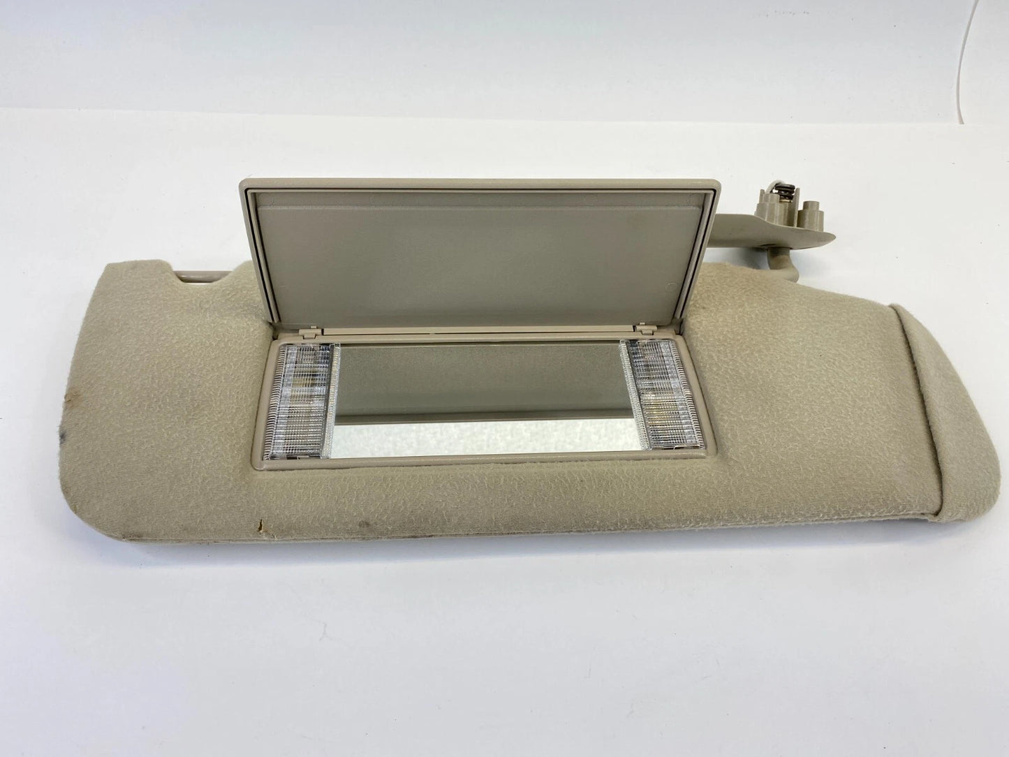 2003 2004 CHEVROLET AVALANCHE 1500 RIGHT SIDE SUNVISOR SUN VISOR SHADE OEM