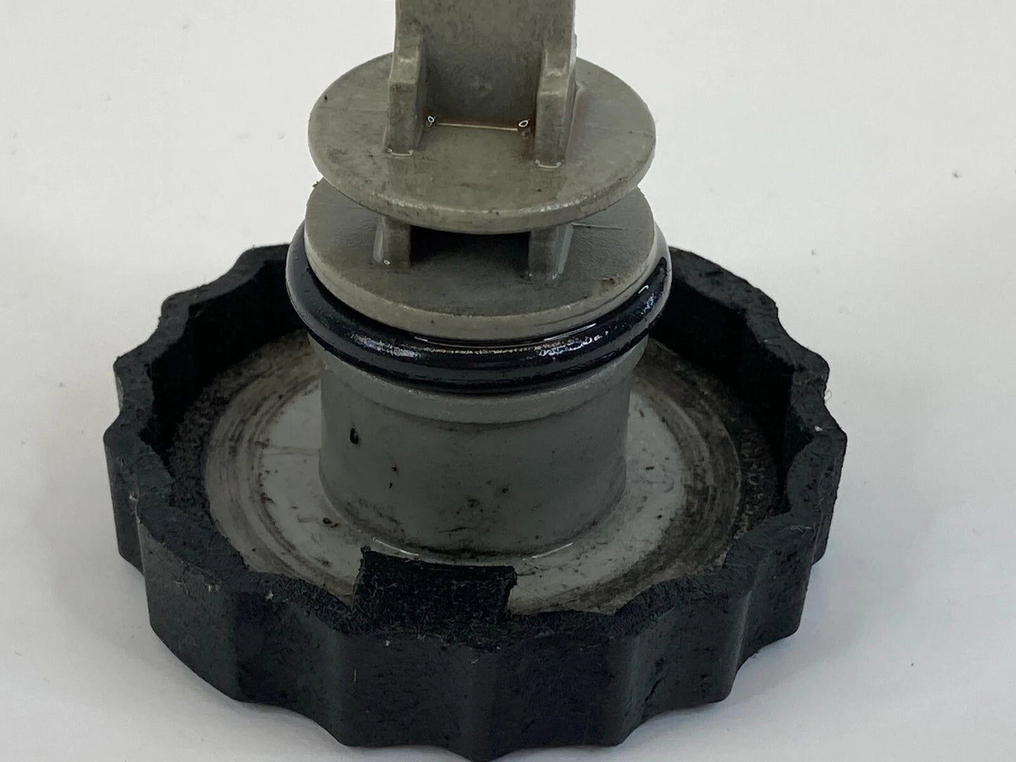2005-2010 CHRYSLER 300 POWER STEERING FLUID RESERVOIR BOTTLE TANK CAP LID COVER