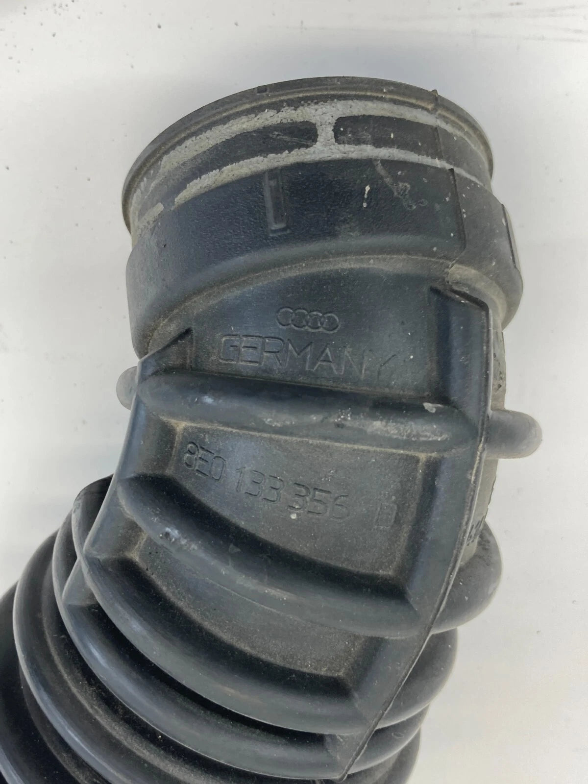 2005-2009 AUDI A4 2.0L AT AIR INTAKE TUBE HOSE DUCT PIPE 8E0-133-356-D OEM