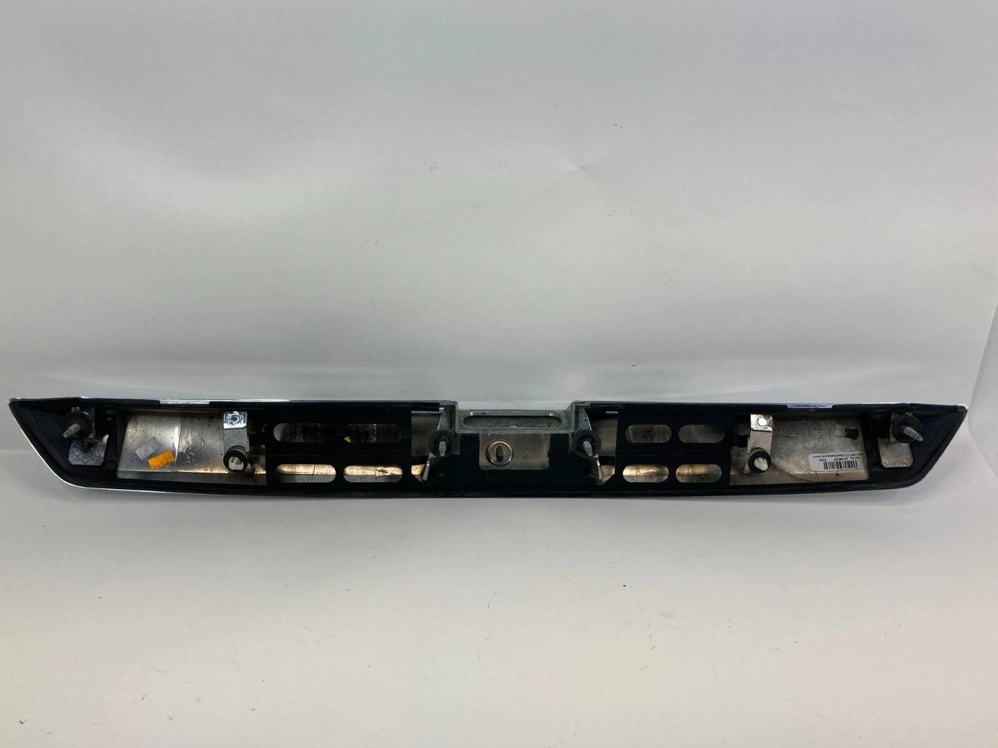 10-15 CHEVROLET EQUINOX LIFTGATE DECK LID CENTER APPLIQUE CHROME 23188127 OEM