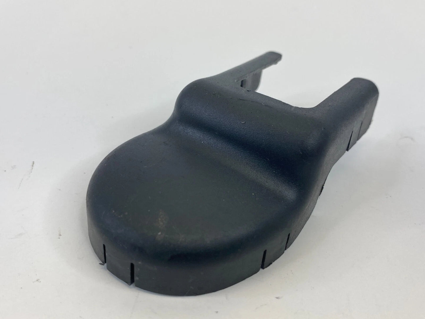11-16 HYUNDAI ELANTRA FRONT LEFT SEAT OUTER TRACK END CAP COVER 88565-3X000 OEM