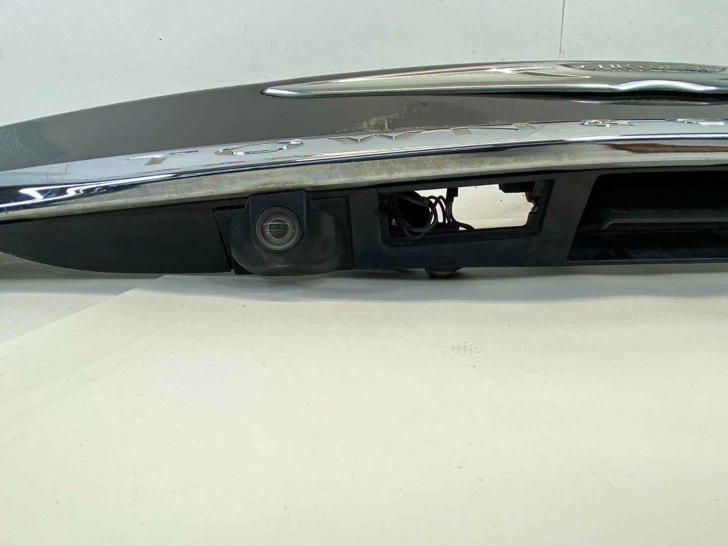 11-16 CHRYSLER TOWN & COUNTRY RR TAILGATE TRIM MOLDING W/CAMERA PANEL 3066685501