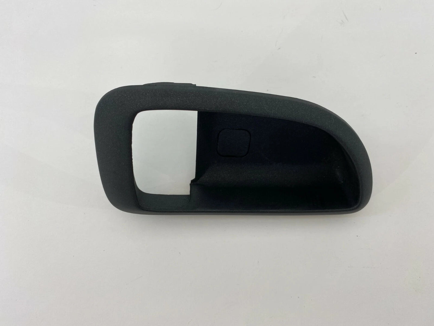 01-06 HYUNDAI SANTA FE FRONT RIGHT SIDE INNER DOOR HANDLE BEZEL TRIM 82621-26000