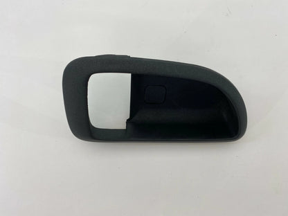 01-06 HYUNDAI SANTA FE FRONT RIGHT SIDE INNER DOOR HANDLE BEZEL TRIM 82621-26000