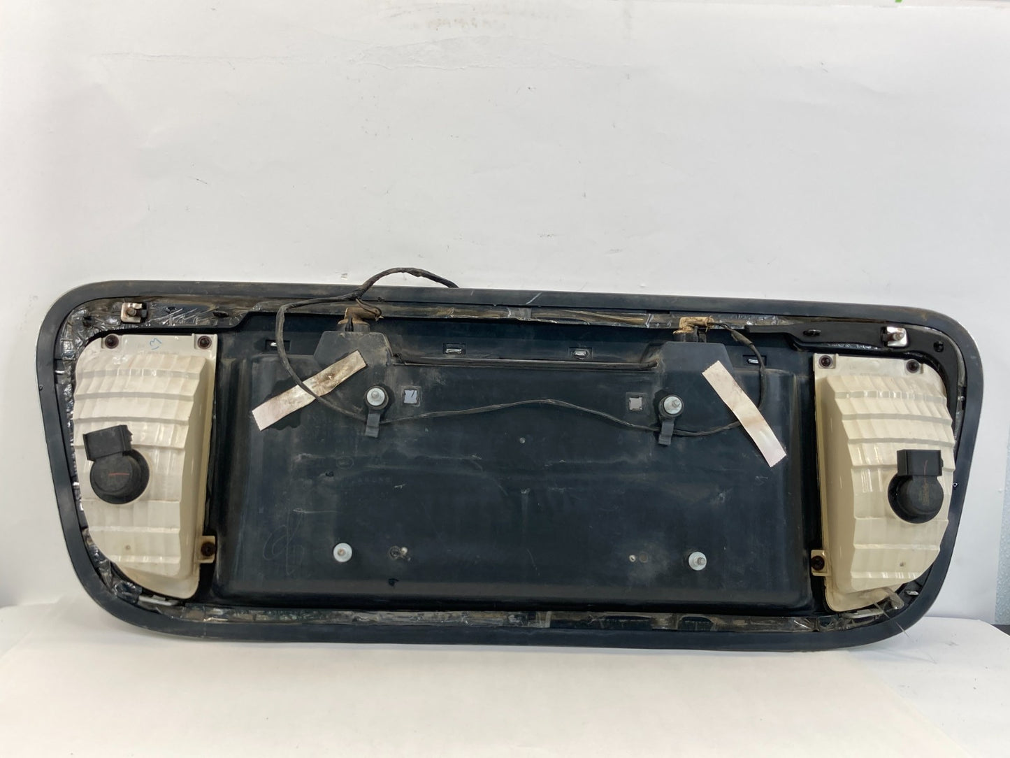 03-06 Lincoln Navigator Rear Trunk Lid License Light Plate Finish Panel Molding