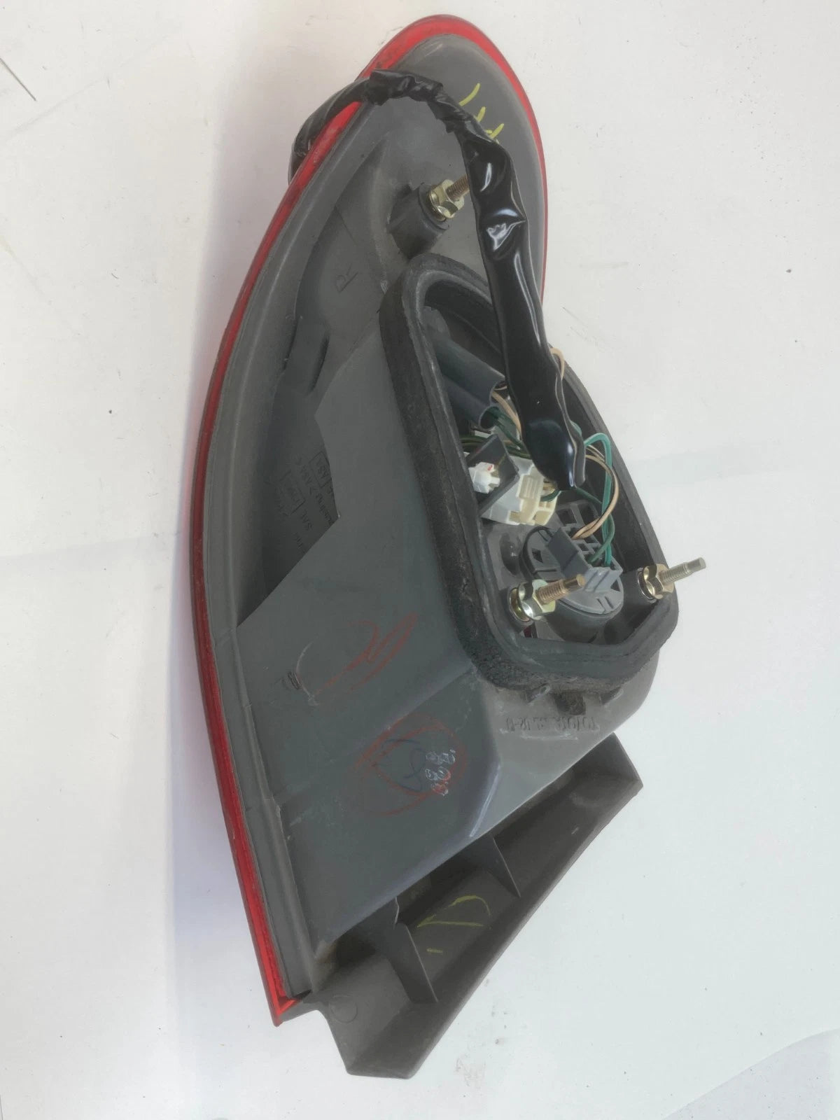 1998-2002 TOYOTA COROLLA REAR RIGHT PASSENGER OUTER TAIL LIGHT BRAKE LAMP OEM