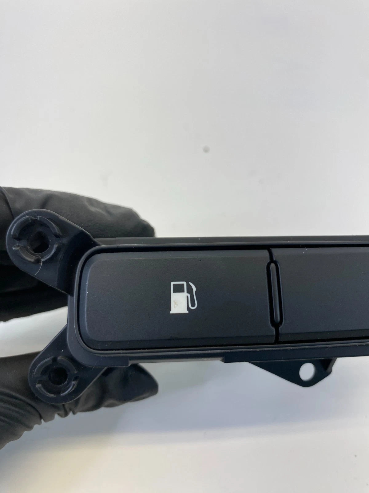 2016-2020 KIA SORENTO FUEL TANK GAS DOOR LID RELEASE CONTROL SWITCH 299144528