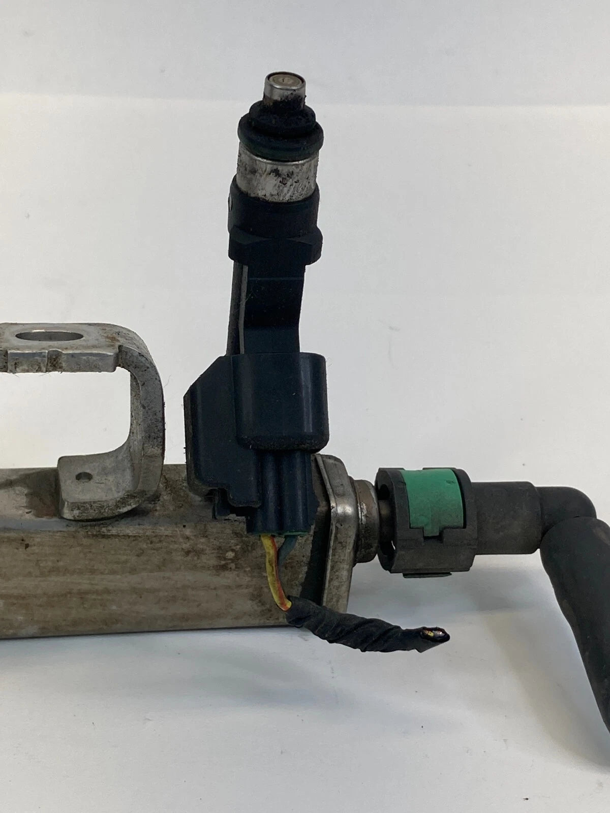 08-11 FORD FOCUS 13-20 FUSION AT FUEL INJECTION RAIL W/ INJECTORS 4M5G9D280D OEM