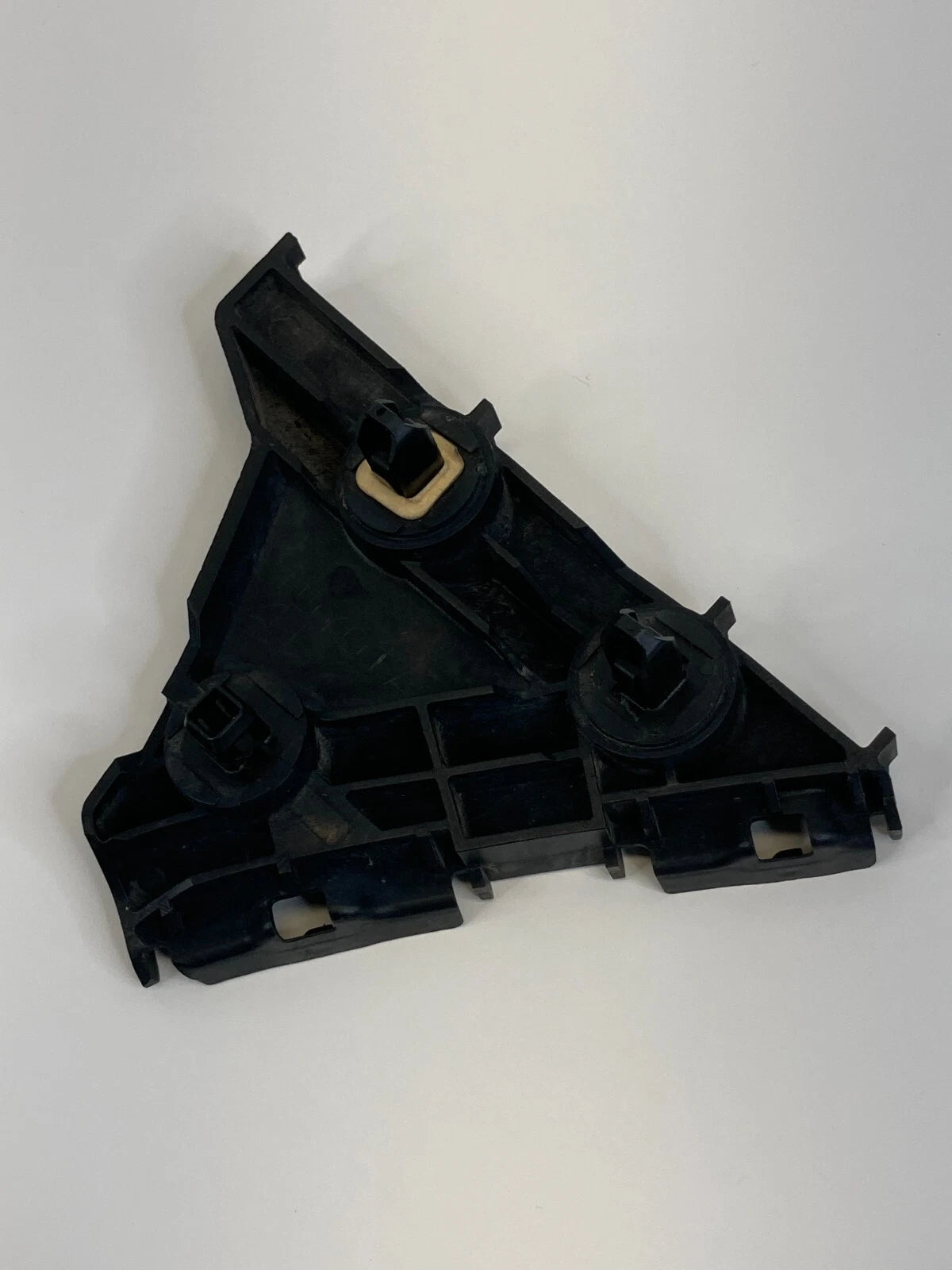 07-11 TOYOTA CAMRY REAR LEFT SIDE BUMPER SUPPORT BRACKET RETAINER 52576-06030