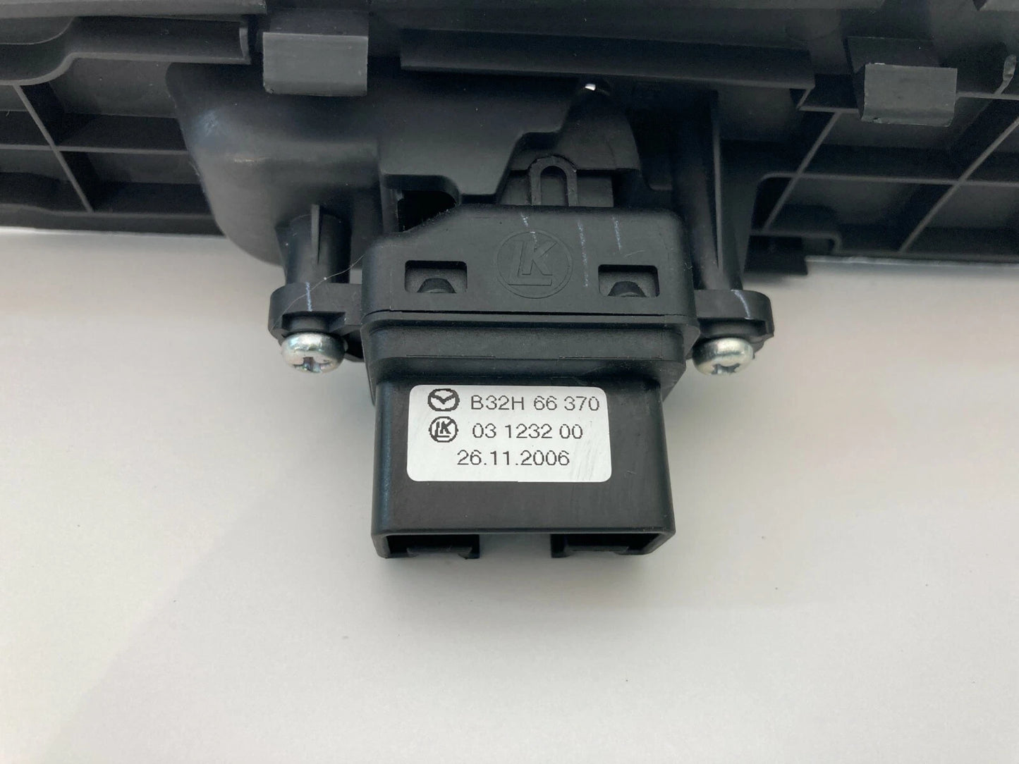 2004-2009 MAZDA 3 REAR LEFT SIDE DOOR POWER WINDOW CONTROL SWITCH B32H-66-370