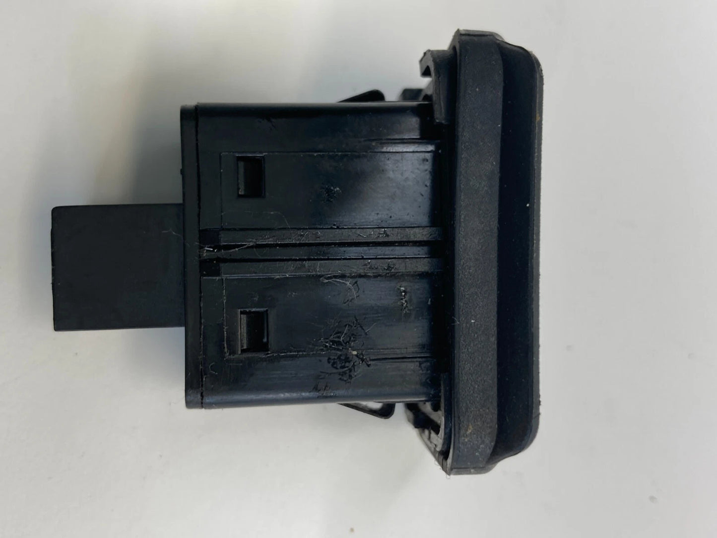 2010 GMC ACADIA CENTER CONSOLE USB AUX IN JACK INPUT PORT ADAPTER 20757329 OEM
