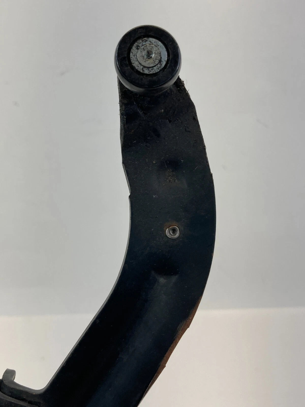 2005 2006 2007 BUICK TERRAZA REAR RIGHT SLIDING DOOR UPPER ROLLER BRACKET OEM