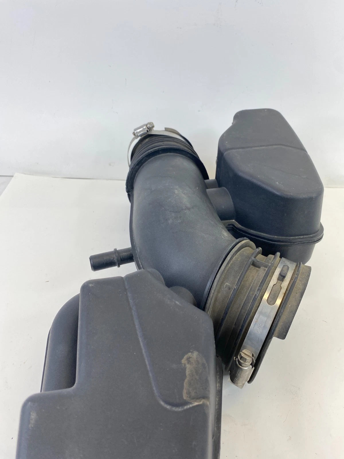 13-19 FORD POLICE INTERCEPTOR AIR CLEANER RESONATOR INTAKE BOX HOUSING ASSY OEM