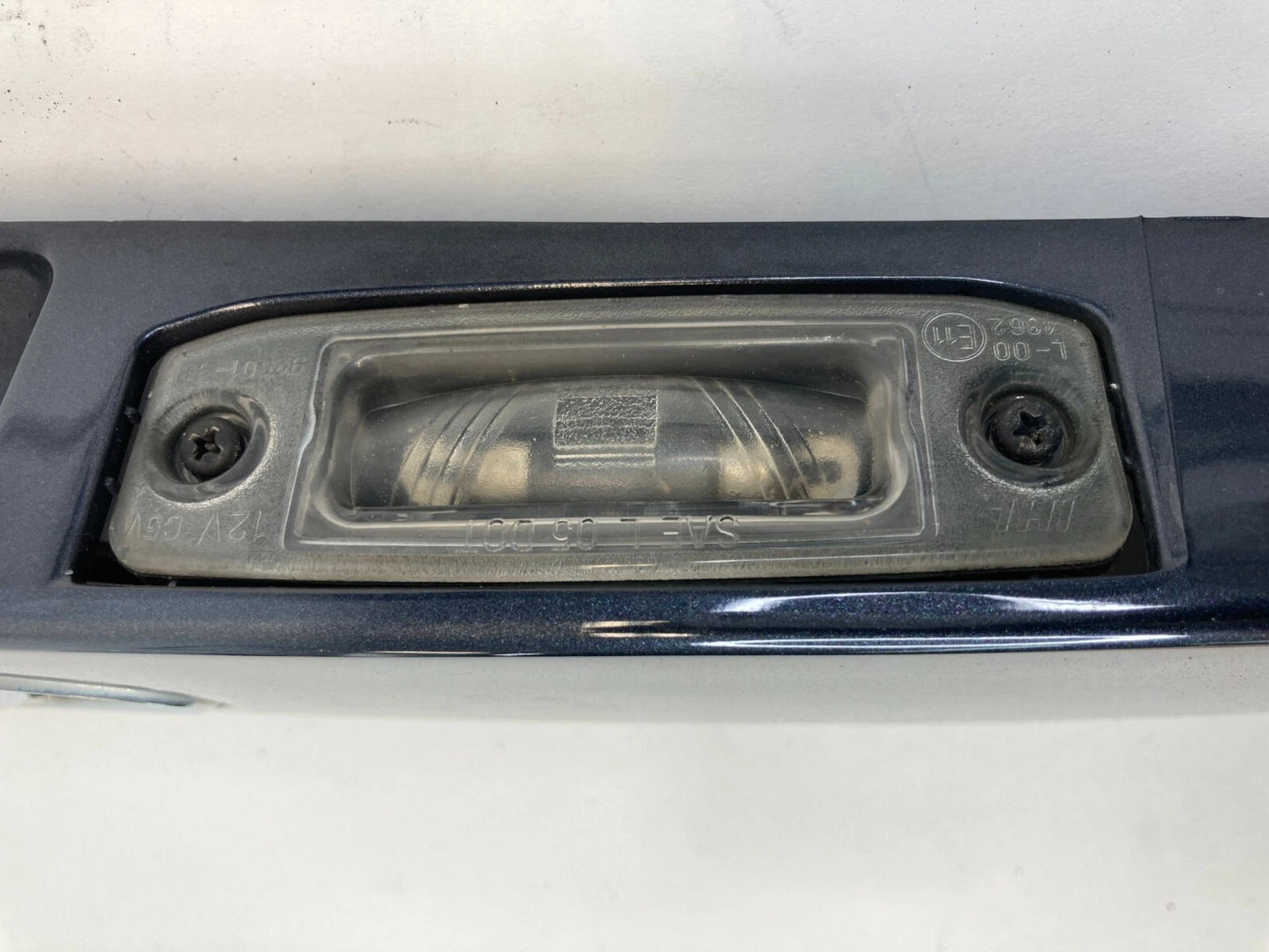 2006 2007 HYUNDAI ACCENT REAR LIFTGATE TAILGATE LICENSE MOLDING W/ EMBLEM & LAMP