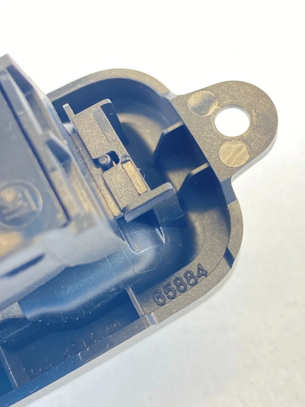2004-2006 VOLVO S40 REAR RIGHT BACK SIDE DOOR WINDOW BUTTON SWITCH 30658449