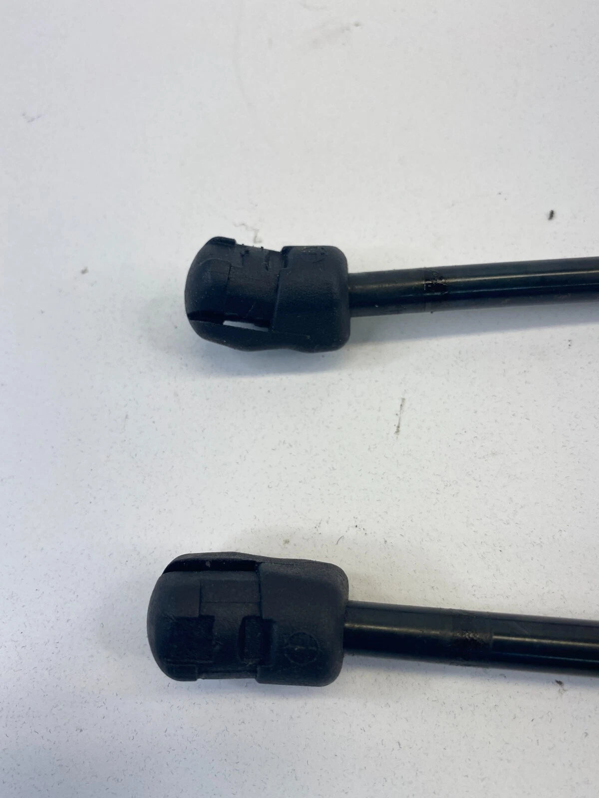 2003 2004 TOYOTA MATRIX REAR TRUNK BACK LIFT CYLINDER SUPPORT SET 68930-02010
