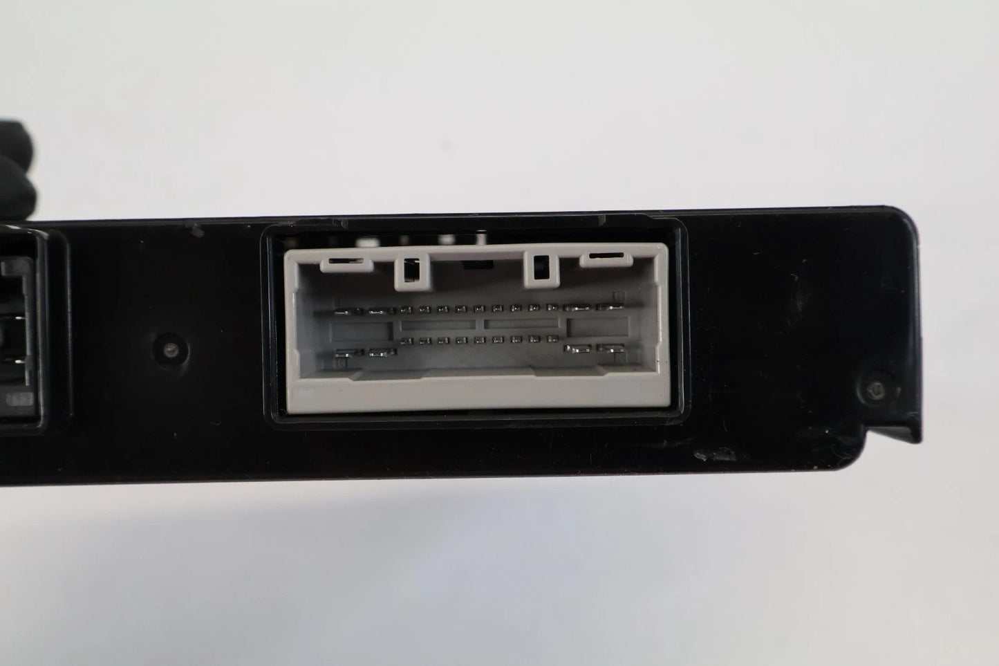 2010-2013 SUZUKI KIZASHI BODY CONTROL MODULE COMPUTER UNIT BCM BCU 36780-57L03