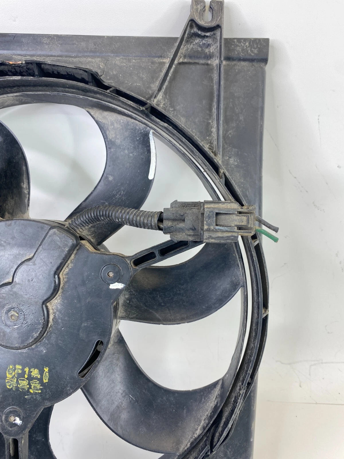 2004 04 KIA CERATO ENGINE RADIATOR COOLING FAN MOTOR ASSEMBLY 97730-2FXXX OEM