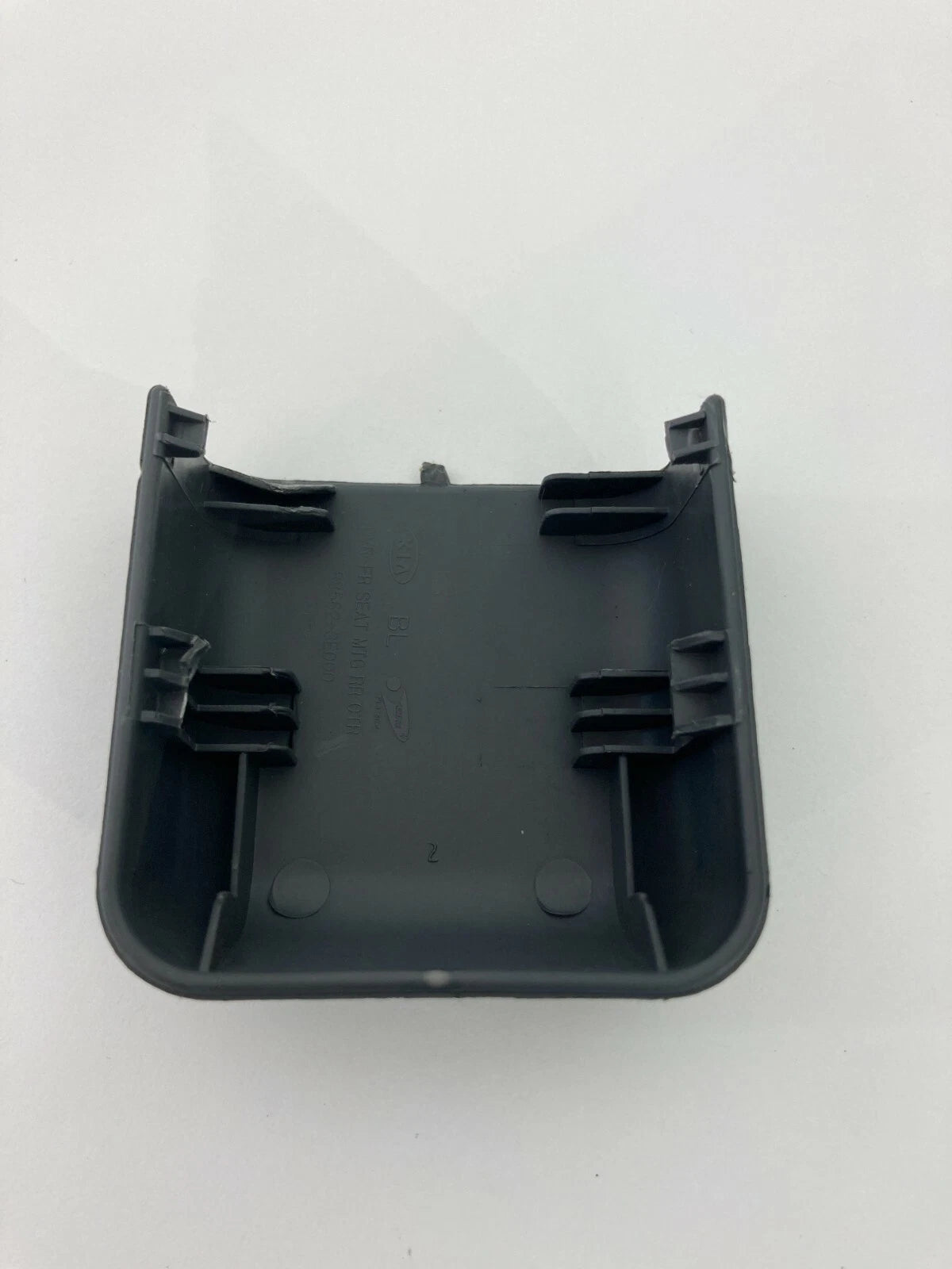2003-2009 KIA SORENTO FRONT SEAT TRACK END COVER TRIM 88562-3E000 OEM