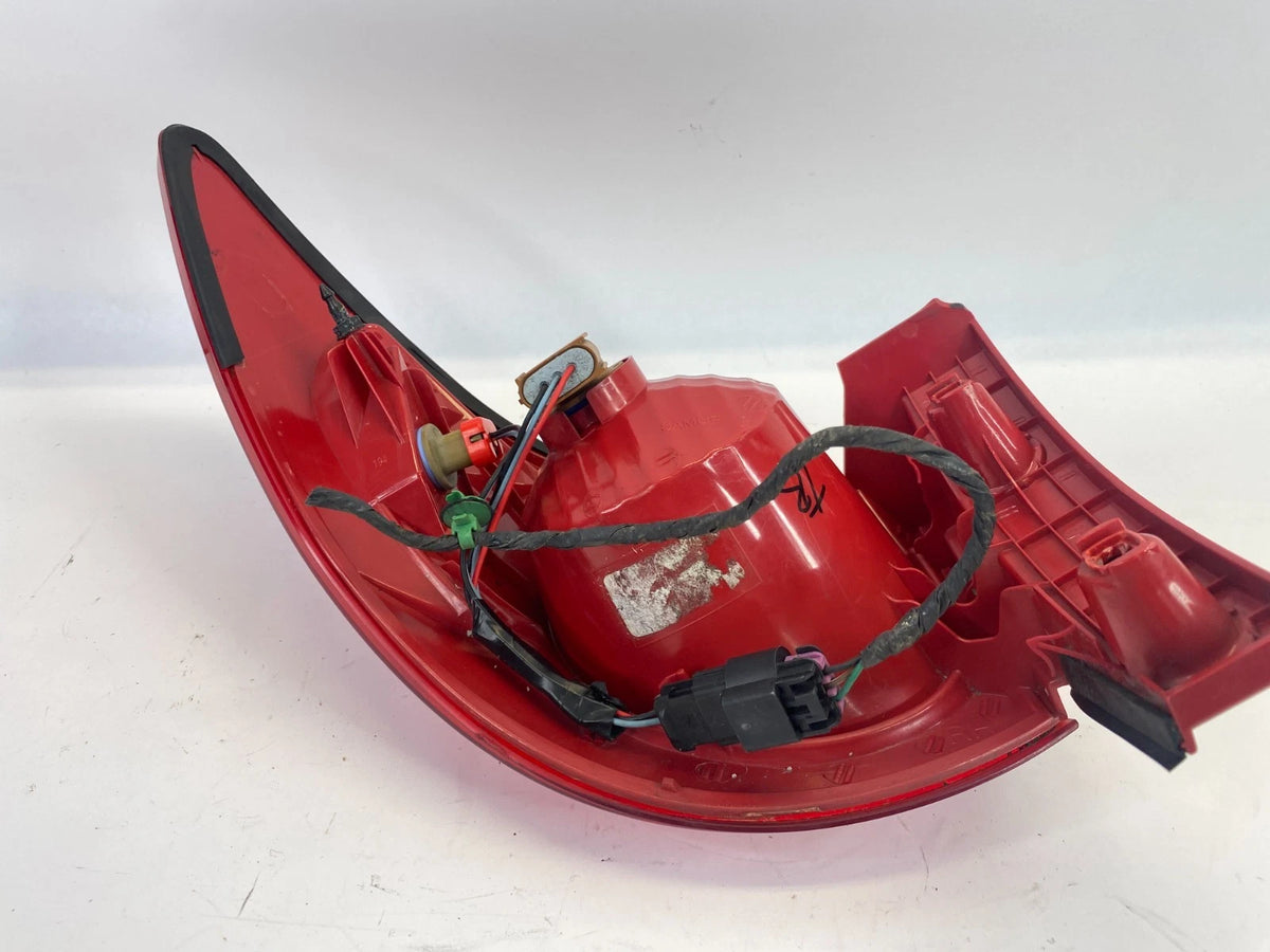 2009-2012 CHEVROLET TRAVERSE REAR RIGHT SIDE OUTER TAIL LIGHT TAILLIGHT OEM