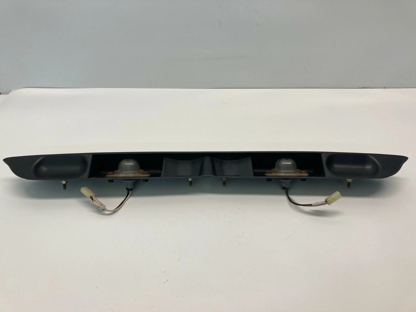 2000 DAEWOO LANOS REAR TRUNK DECK LID HANDLE BEZEL LICENSE PLATE TRIM 96255815