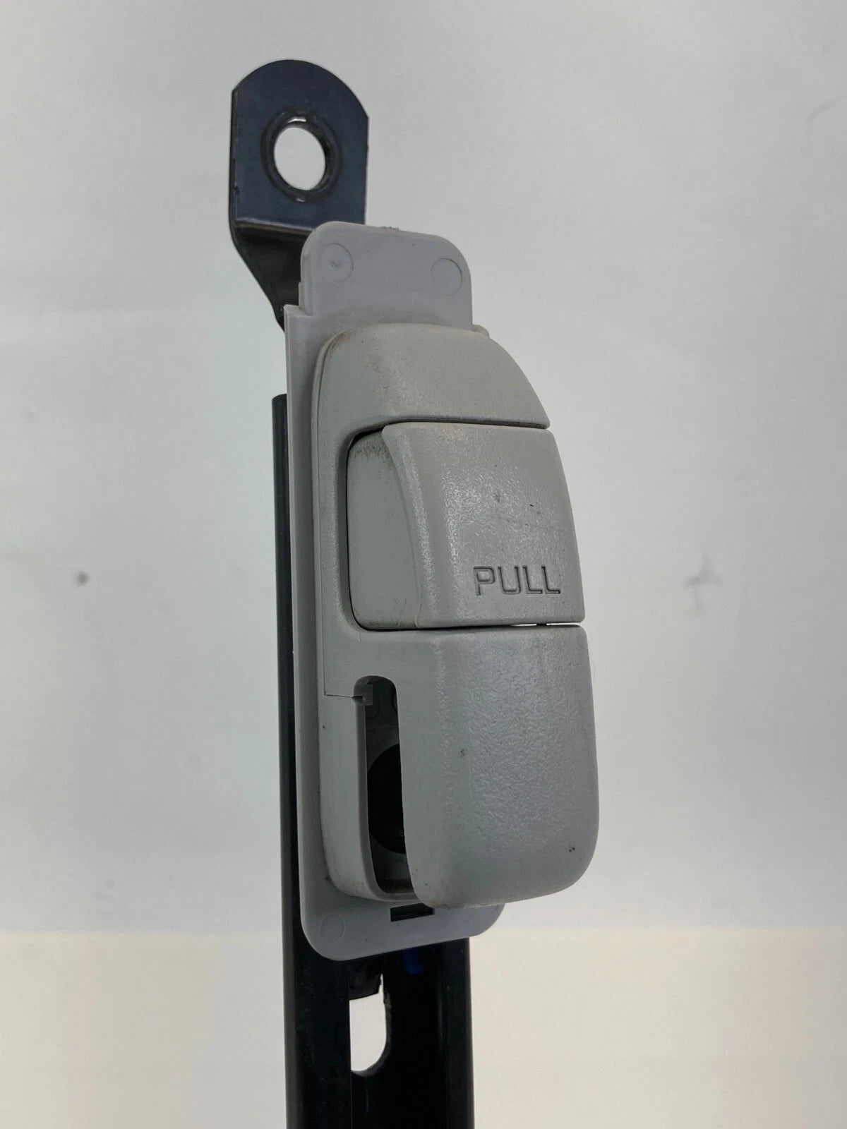 04-09 MAZDA3 MAZDA 3 FRONT LEFT DRIVER SIDE SEAT BELT HEIGHT ADJUSTER ASSEMBLY