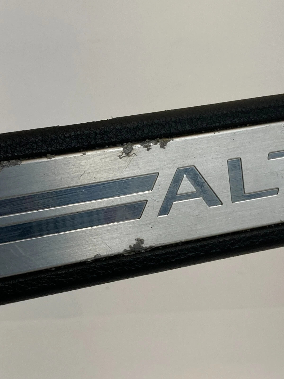 2007-2013 NISSAN ALTIMA FRONT LEFT DOOR SCUFF SILL TRIM PLATE 999M1-UT000 OEM