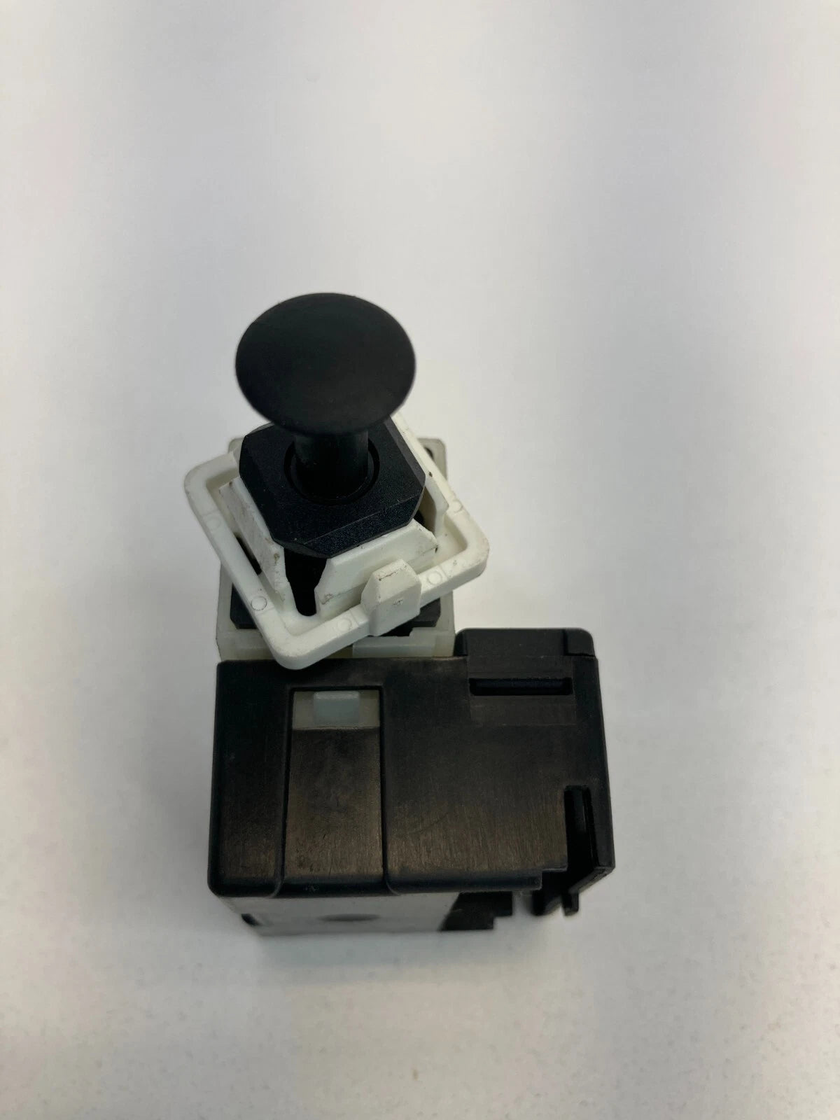 2005 06 07 08 09 2010 JEEP GRAND CHEROKEE BRAKE LIGHT STOP LAMP SWITCH