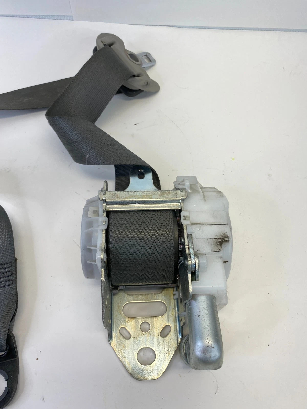 10-15 TOYOTA PRIUS FRONT RIGHT PASSENGER SEAT BELT RETRACTOR GRAY 7S8560-P OEM