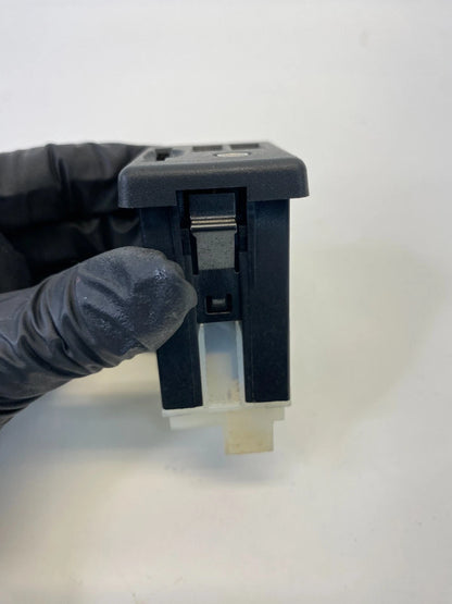 13-16 CADILLAC ATS CTS CENTER CONSOLE DUAL USB AUX SD CARD PORT ASSY 1358121 OEM